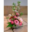 東京都港区はこねフローリスト品川店の花　季節のアレンジメント（ピンク）
